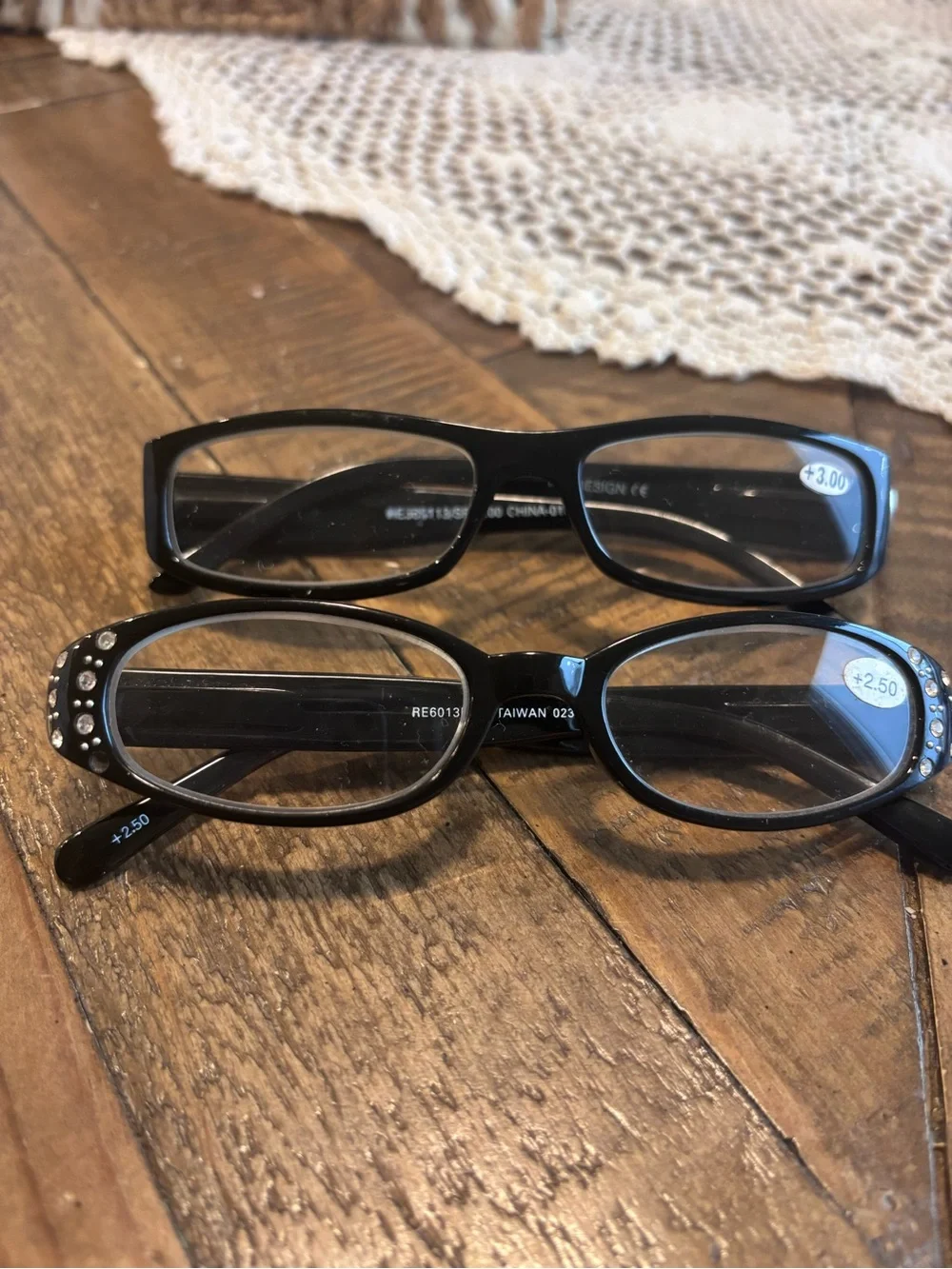 ITALY DESIGN Black Reading Glasses with Rhinestone Detail - +2.50 & +3.00 Eight